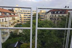 Moderne 2-Zimmer-Dachgeschosswohnung in Neuhausen – Panorama-Fenster & ruhiger Innenhofblick