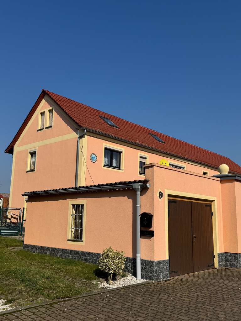Immobilie in Wermsdorf - Einfamilienhaus in Dorfrandlage mit Garage und Garten – Teil eines sanierten Dreiseitenhofes - Bild 0