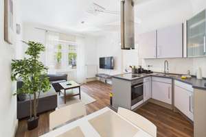Zentrale möblierte 2-Zimmer-Wohnung/central furnished apartment suitable for 1 to 4 guests