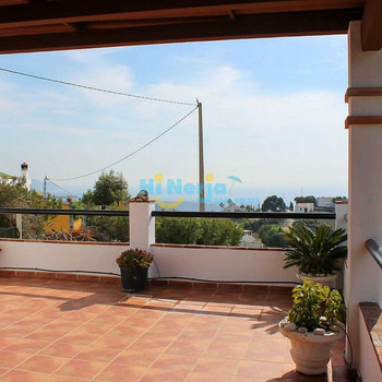 Freistehende Villa in Torrox mit Blick auf die Berge und das Meer.
