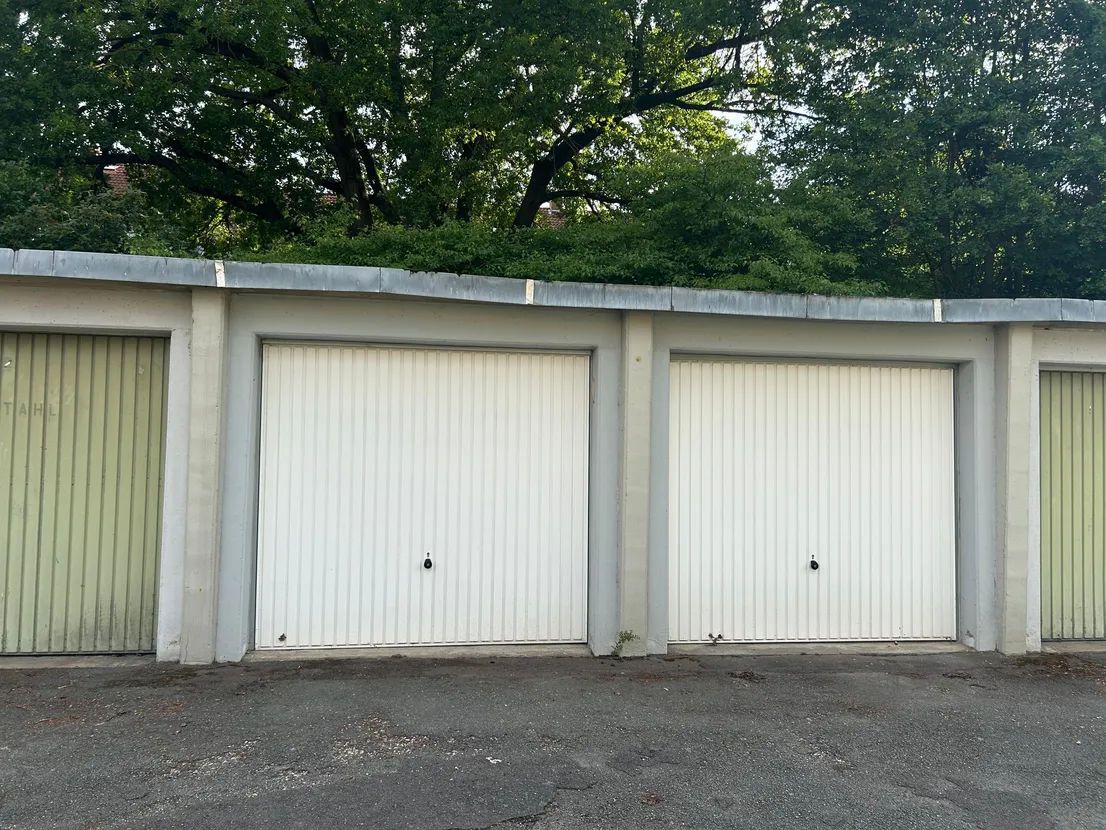 Gemütliches Reihenendhaus mit XL-Dachterrasse, Terrasse, Garten und zwei Garagen – Zwei Garagen