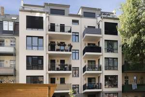 Hochwertige Wohnung im Neubau mit großer Terrasse und Gartenanteil !