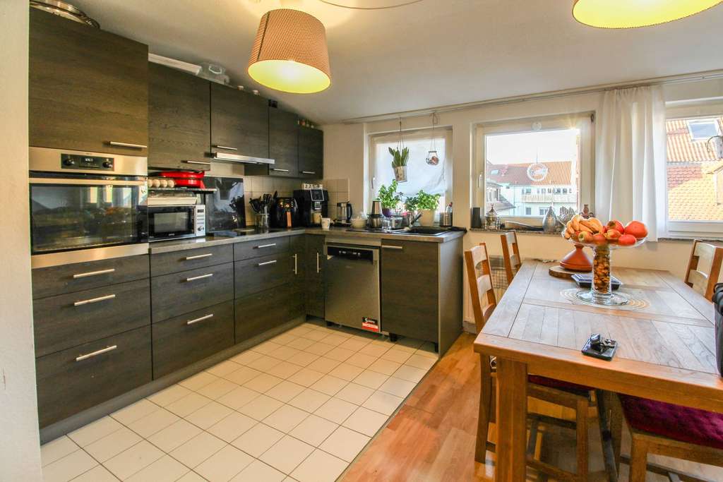 Immobilie in Esslingen am Neckar - Lichtdurchflutete 4-Zimmer-Wohnung mit zwei Tageslichtbädern und praktischen Zusatzflächen - Bild 4