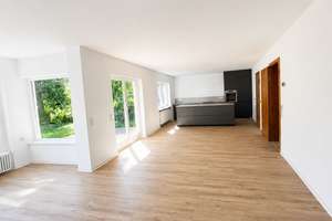 Frisch renoviertes Familienhaus mit Charakter, Garten, Doppelgarage & neuer Einbauküche