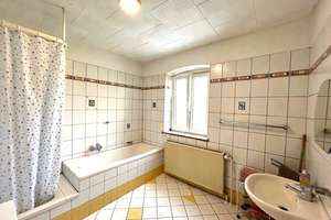 Zweifamilienhaus mit viel Platz - für Eigennutzer oder Kapitalanleger in Mönchsdeggingen – Die vollständige Adresse der Immobilie erhältst du vom Anbieter., 86751 Mönchsdeggingen – Vorschaubild 2