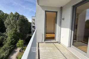 Ihr Blick in Grün und auf den Garchinger Mühlbach - zentrums- wie naturnah in Schwabing-Freimann – Die vollständige Adresse der Immobilie erhältst du vom Anbieter., 80939 Obere Isarau, München – Vorschaubild 7