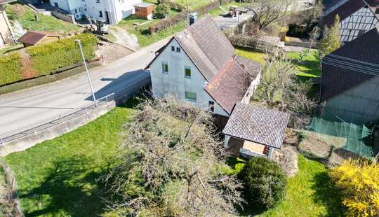 Bild von Sanierungsobjekt mit großem Grundstück in Idstein-Heftrich