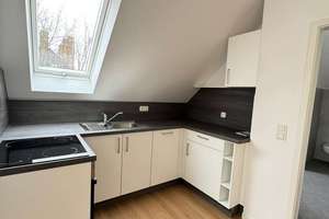 helle Dachgeschosswonung: offene Küche mit neuer Einbauküche, Tageslicht mit WWM, große Zimmer