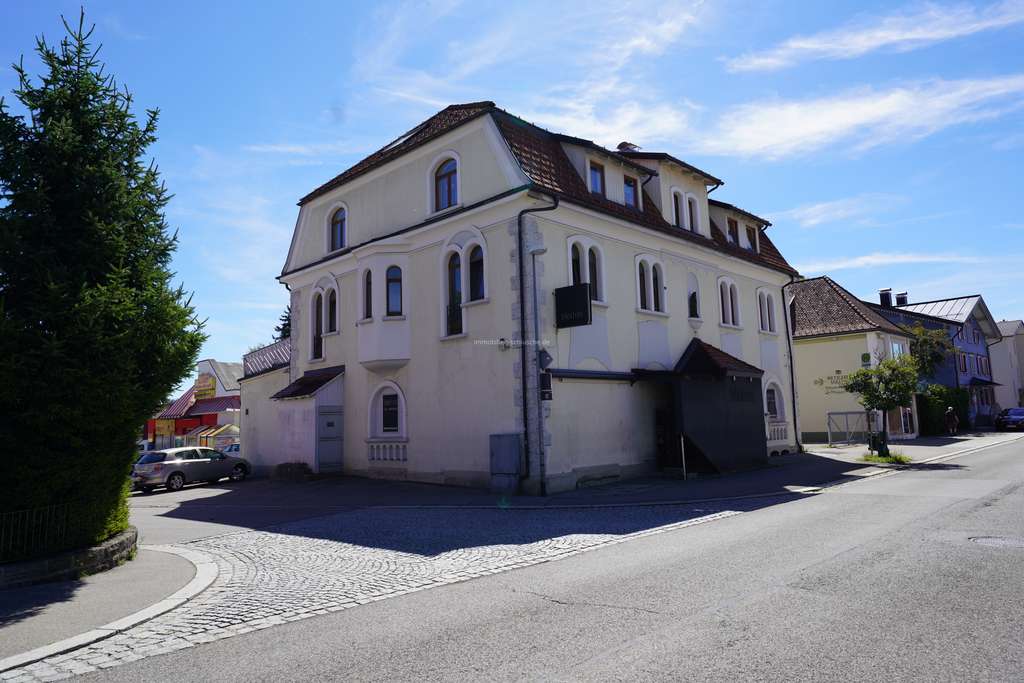 Immobilie in Lindenberg im Allgäu - Imposantes Wohn und Geschäftshaus mit 5 schönen Wohnungen und einer Gewerbeeinheit - Bild 1
