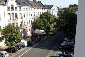 Große, schön geschnittene 2 Zimmer, Wohnküche, Diele, Bad, großer Balkon, bodentiefe Fenster