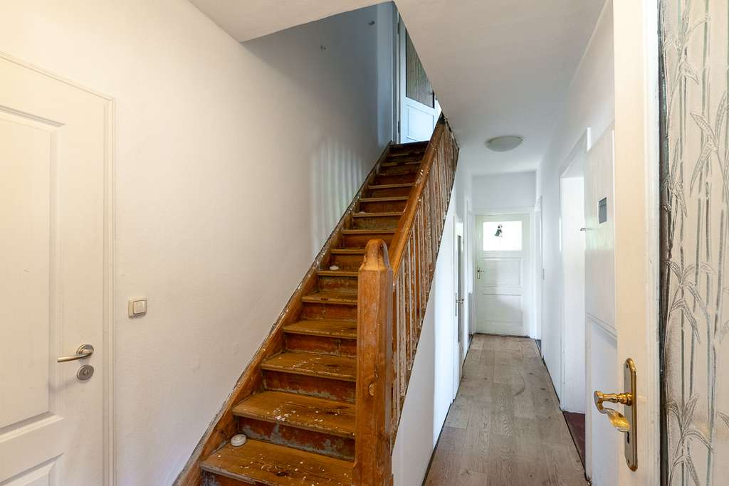 Immobilie in Falkensee - Großzügige Altbauvilla mit Einliegerwohnung / Gewerberemise auf weitläufigem Grundstück - Bild 3