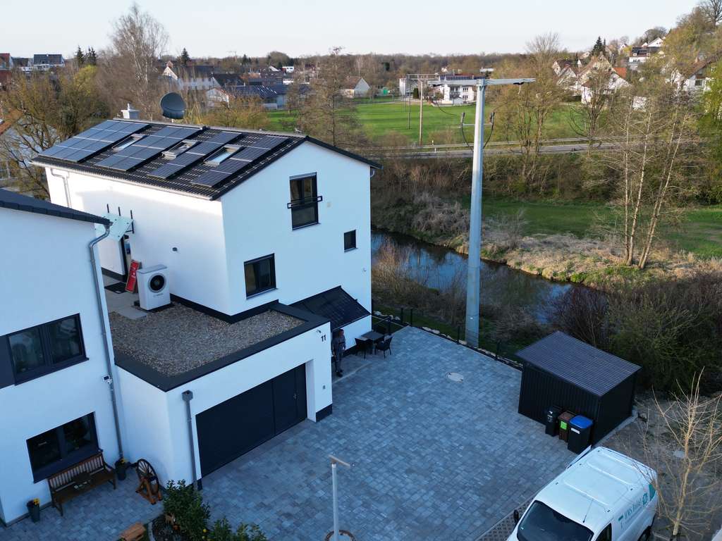 Luxuriöses Kettenhaus direkt am Wasser – Neubau 2023 mit PV-Anlage, Design-Küche & Top-Lage