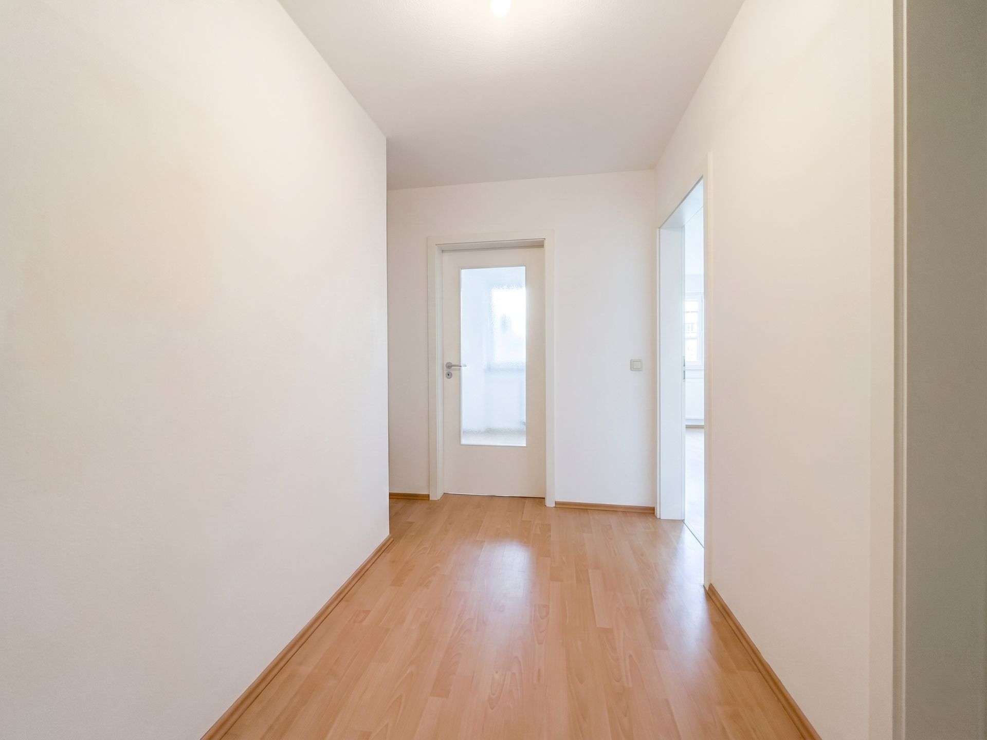 Grüne Oase und fußläufig zur Innenstadt - bezugsfreie 2-Zimmer mit Balkon & Tiefgarage, Leipzig – Bild 2