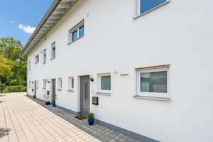 Neubau von 2023 - Reihenendhaus mit Einzelgarage und Stellplatz - PV und Speicher - TOP-Modern !  
 – Die vollständige Adresse der Immobilie erhältst du vom Anbieter., 86447 Todtenweis – Vorschaubild 1