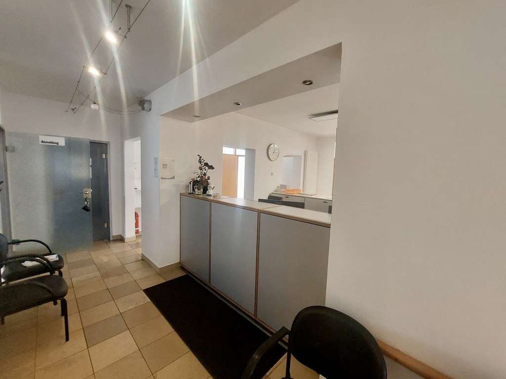 Immobilie in Villingen-Schwenningen - Attraktives Mehrfamilienhaus mit vermieteter Dermatologiepraxis, freier Wohnung & Ausbaureserve - Bild 2