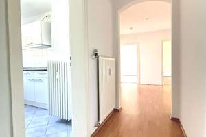 Renovierte, großzügige 3-Zi-Whg. mit EBK & Loggia – Lister Kirchweg 57B, 30163 List, Hannover – Vorschaubild 2