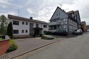 Gepflegtes Wohnensemble mit 2 Zweifamilienhäusern und Scheune auf großem Grundstück – Die vollständige Adresse der Immobilie erhältst du vom Anbieter., 35325 Mücke – Vorschaubild 1