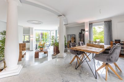Exklusives Wohnen am Wasser – Stilvolles Zuhause mit Wintergarten und Gartenidylle
