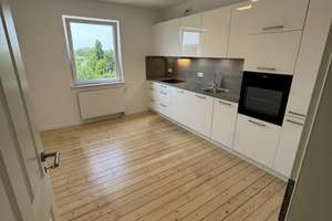 Erstbezug mit Blick: Kernsanierte 3-Zi.-Wohnung mit Holzdielen & EBK in Schildesche