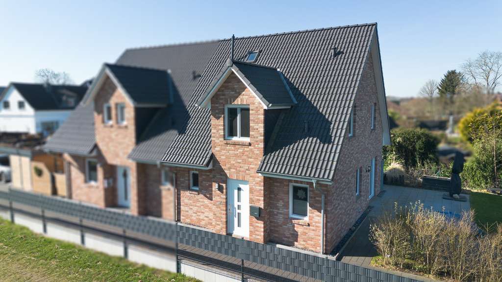 Immobilie in Bönningstedt - Rarität in Bönningstedt: Neuwertige Doppelhaushälfte in Feldrandlage - Bild 0