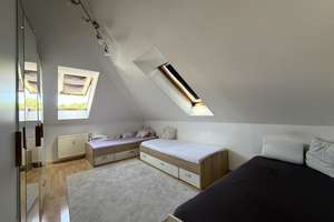 NIEDRIGENERGIEHAUS: Maisonettewohnung mit Galerie, Balkon und 2 Stellplätzen – Paracelsusstraße 10, 74177 Bad Friedrichshall – Vorschaubild 5