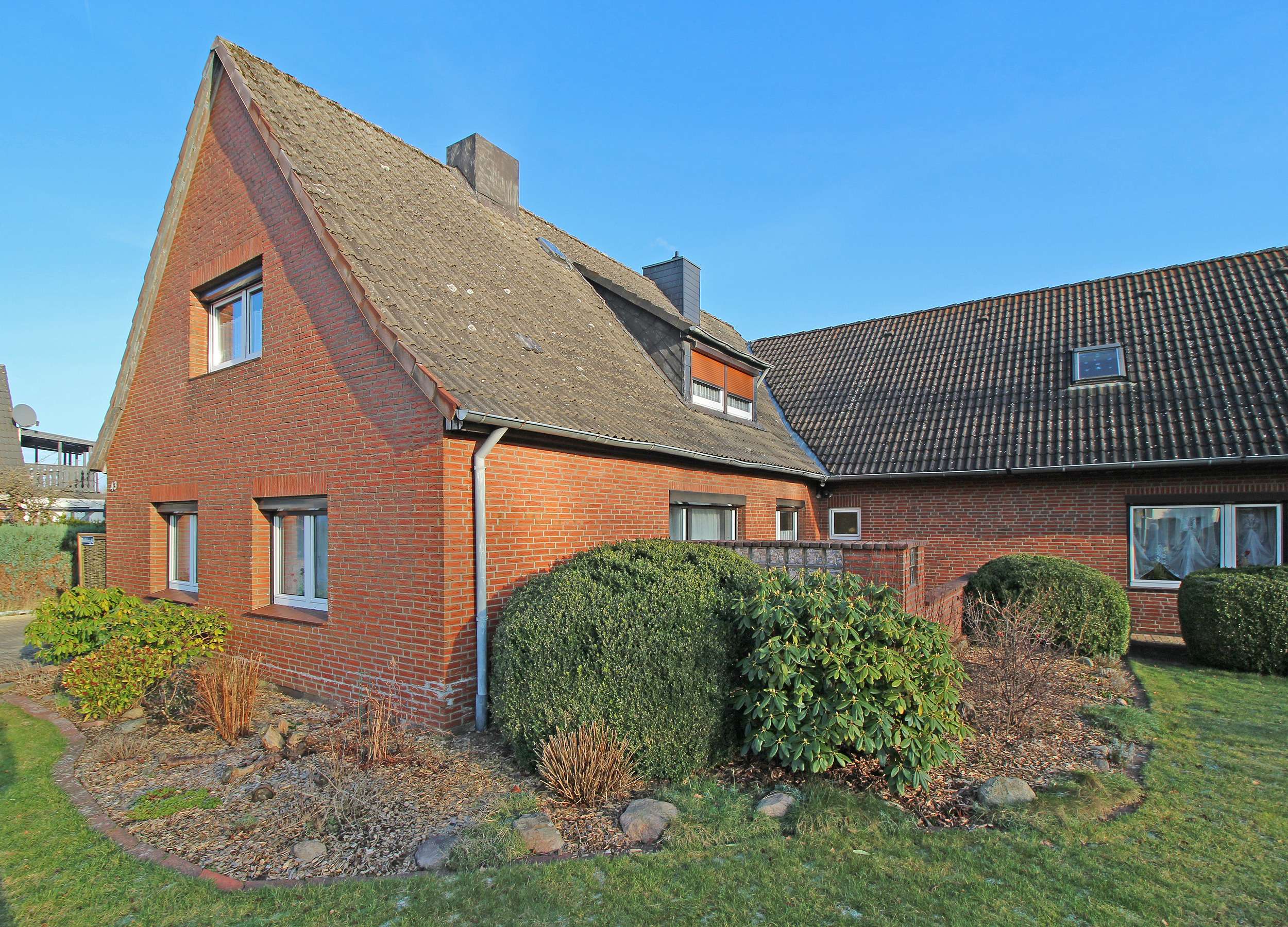 gepflegtes Zweifamilienhaus mit viel Nutzfläche in Wahlstedt, Segeberg Kreis – Bild 2