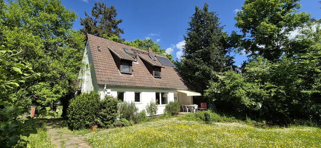 Einziehen und Wohlfühlen! Einfamilienhaus mit bezaubernden Grundstück in toller Lage