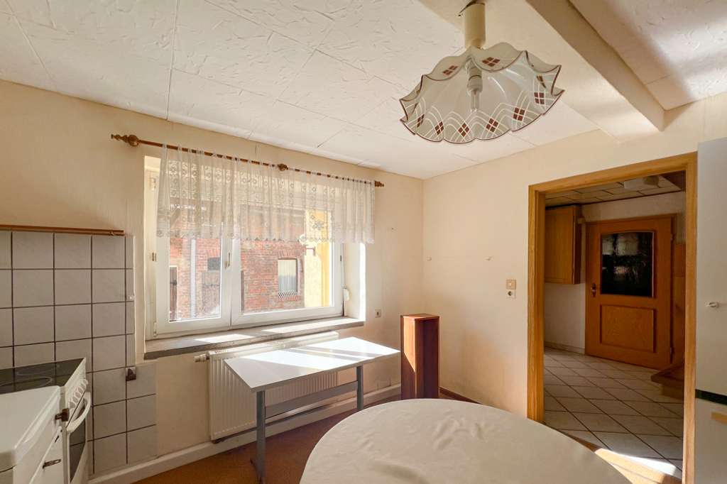 Immobilie in Am Ettersberg - Traditionelles Einfamilienhaus mit großer Scheune & hübschem Garten - Bild 2