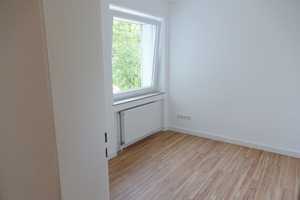 Ruhige 5-Zimmer-Wohnung in Düsseldorf-Ludenberg, möbliert mit Einbauküche, direkt am Wald – Düsseldorf – Vorschaubild 2