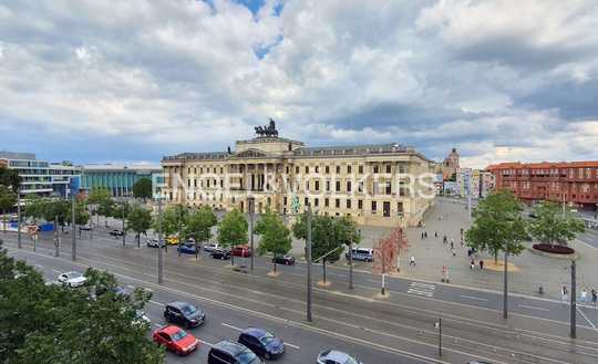 LICHTDURCHFLUTETE STADTWOHNUNG IN INNENSTADTLAGE MIT BLICK AUF DIE SCHLOSSARKADEN
