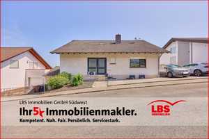 Zweifamilienhaus in ruhiger Lage mit Garage und Terrasse