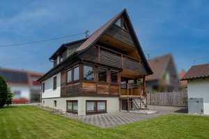 FÜR HOLZLIEBHABER! Freistehendes Einfamilienhaus mit großer Garage und schönem Garten
 – Ravensburg (Kreis) – Vorschaubild 1