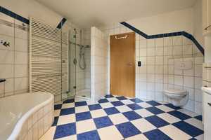Viel Platz für Ihre individuellen Wünsche: Top-Gepflegtes Wohnhaus mit Büro-/Praxismöglichkeit – Tuttlingen (Kreis) – Vorschaubild 24