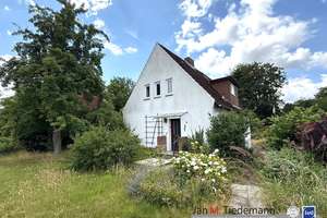Einfamilienhaus in ruhiger Lage mit Potential und Vollkeller auf einem 813 m² großem Erbbaugrundstüc – Die vollständige Adresse der Immobilie erhältst du vom Anbieter., 23560 Moisling, Lübeck – Vorschaubild 1