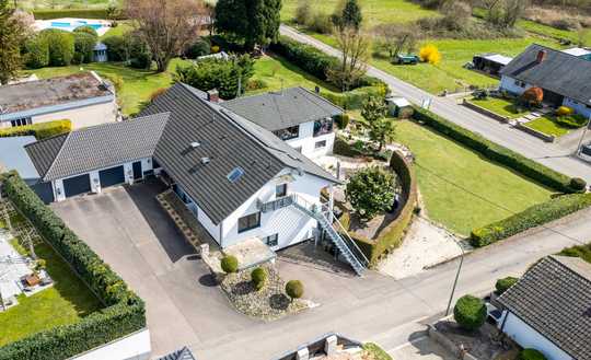 Exklusives Anwesen mit drei Wohneinheiten, Pool und großzügigem Südgarten