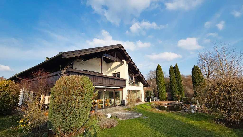 Immobilie in Trostberg - Großzügiger Landsitz in familienfreundlicher Umgebung im Chiemgau - uneinsehbarer Garten, Schwimmbad - Bild 3