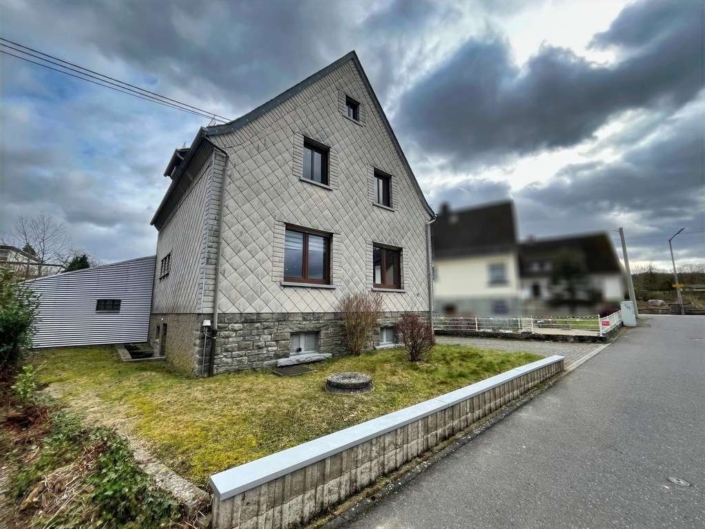 Immobilie in Ransbach-Baumbach - Solides Wohnhaus mit Nebengebäuden in gefragter Lage von Ransbach-Baumbach! - Bild 1