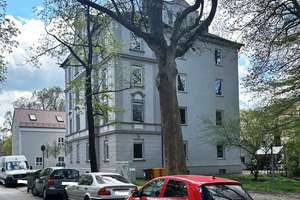 Helle, gut geschnittene  3 Zimmer-Altbauwohnung mit großem Bad in ruhiger aber zentraler Lage!