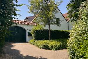Merheim: Leben auf dem Frohnhof! 
Charmante 2 Zimmer-Eigentumswohnung 
in denkmalgeschützter Anlag – Die vollständige Adresse der Immobilie erhältst du vom Anbieter., 51109 Merheim, Köln – Vorschaubild 1