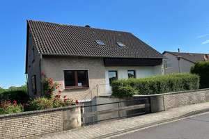 Familienfreundliches Einfamilienhaus mit zwei Wohneinheiten -  provisionsfrei
