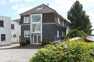 Sanierer aufgepasst! Freistehendes und teilsaniertes 1-3-Familienhaus in Remscheid