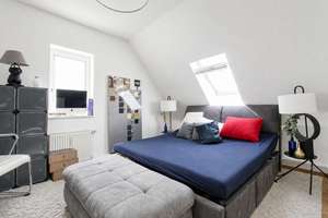 Lichtdurchflutete Dachgeschosswohnung mit Altbaucharme in zentraler Wiesbadener Lage – Die vollständige Adresse der Immobilie erhältst du vom Anbieter., 65185 Mitte, Wiesbaden – Vorschaubild 4