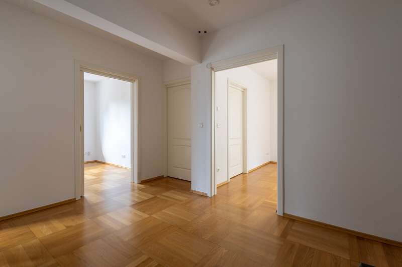 Immobilie in Stephanskirchen - Attraktives Mehrfamilienhaus in begehrter Lage von Stephanskirchen - Bild 1