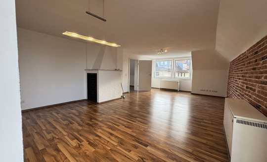 Wohnen unterm Dach: Zentral, hell und mit eigenem Stellplatz