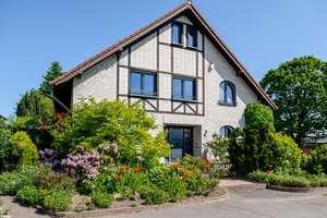 Photovoltaik, Dreifachverglasung & außergewöhnliche Architektur : EFH in begehrter Lage – An der Motte 3, 52372 Kreuzau – Vorschaubild 2