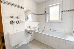 Ruhige 4-Zimmer-Oase mit Loggia und 85 qm sofort beziehbar in grüner Idylle von Trier-Ehrang – Die vollständige Adresse der Immobilie erhältst du vom Anbieter., 54293 Ehrang/Quint, Trier – Vorschaubild 2