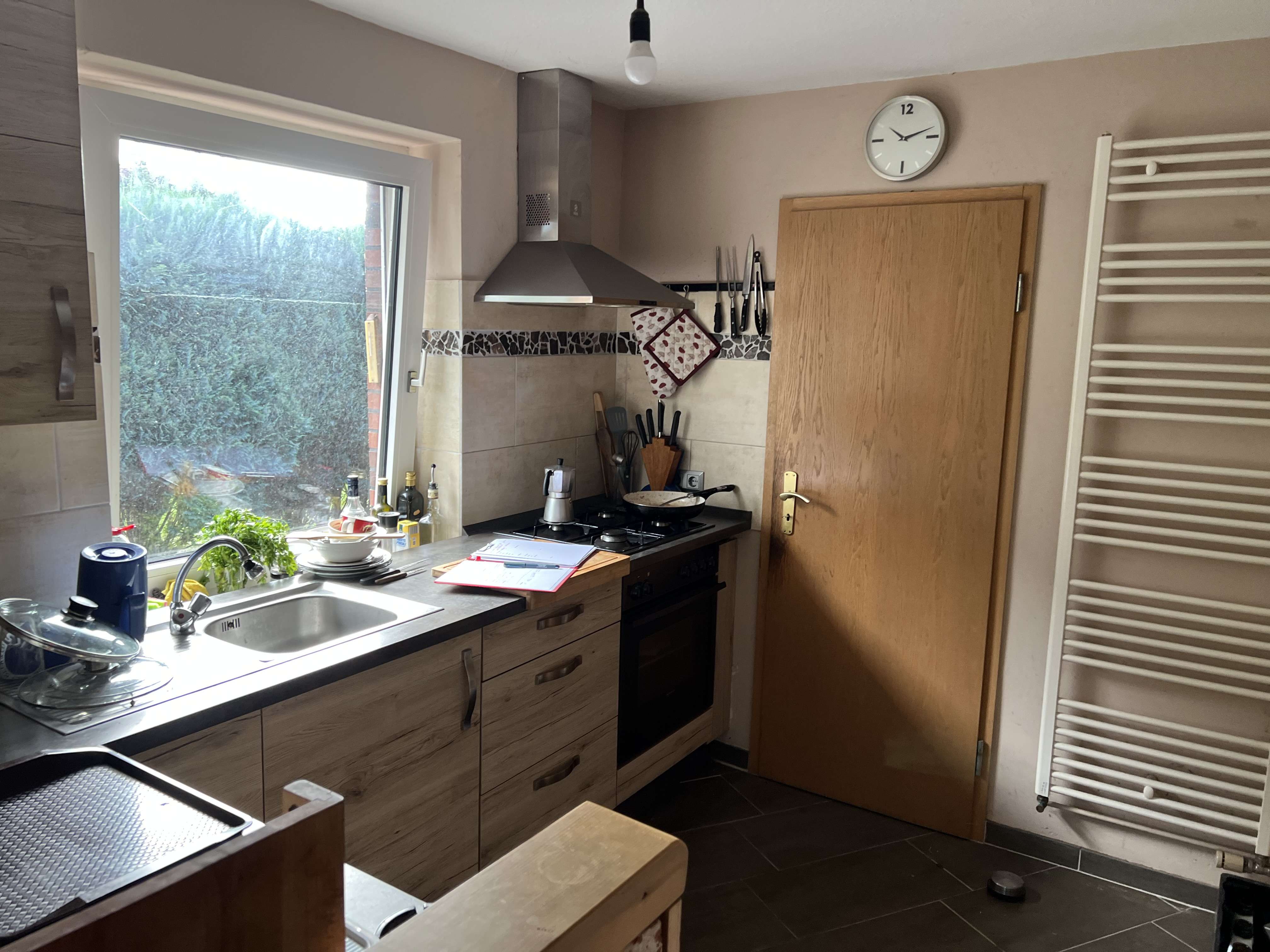 Immobilie in Hemmoor - Zeit für Veränderung!
Wohnhaus mit Einliegerwohnung und vielen Nebengebäuden in ruhiger Lage von Hem - Bild 0