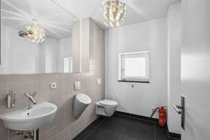 Besser als eine Penthouse Wohnung! 
Große Dachterrasse, schöner Garten, 
hohe Räume u. 2x TG-Plätz – Die vollständige Adresse der Immobilie erhältst du vom Anbieter., 93049 Westenviertel, Regensburg – Vorschaubild 53