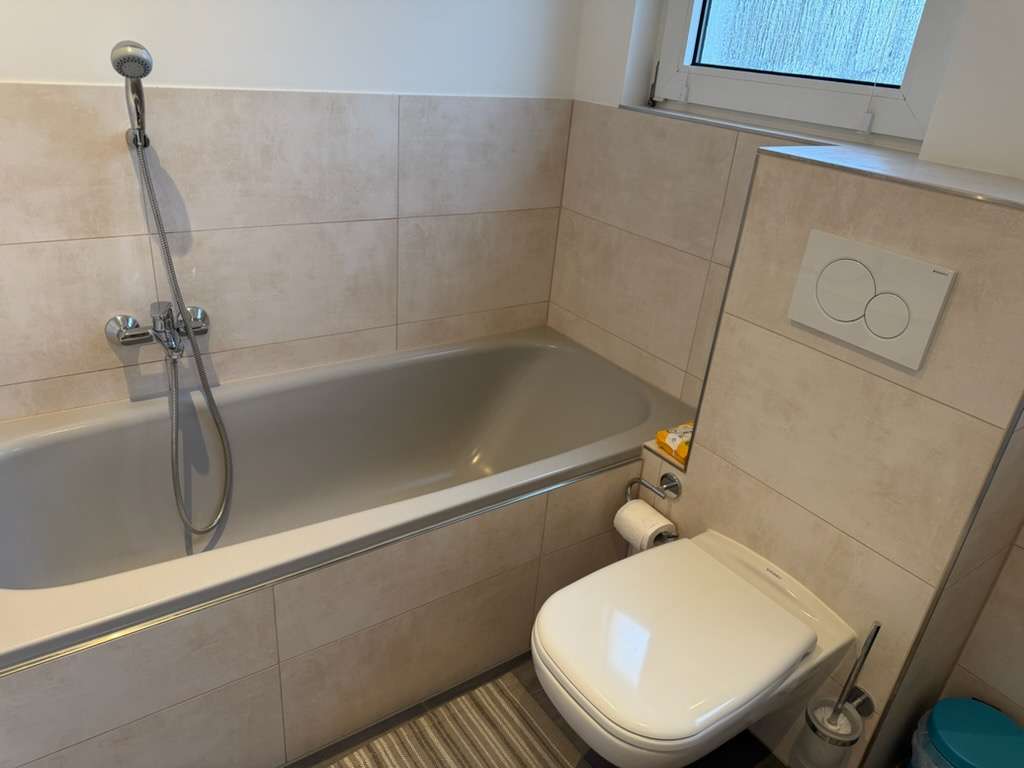 Immobilie in Biebesheim - Zweifamilienhaus in solider Bausubstanz mit großem Grundstück - Bild 1