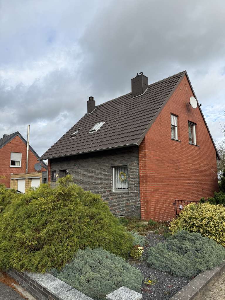 Freistehendes Einfamilienhaus mit Garage! Ruhige Lage!